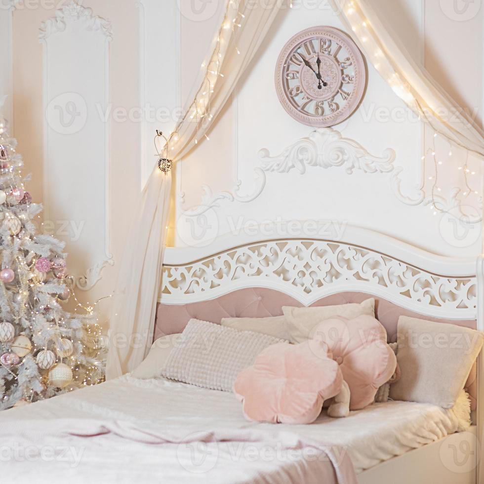 año nuevo y navidad. árbol de navidad cerca de la cama en el dormitorio. foto