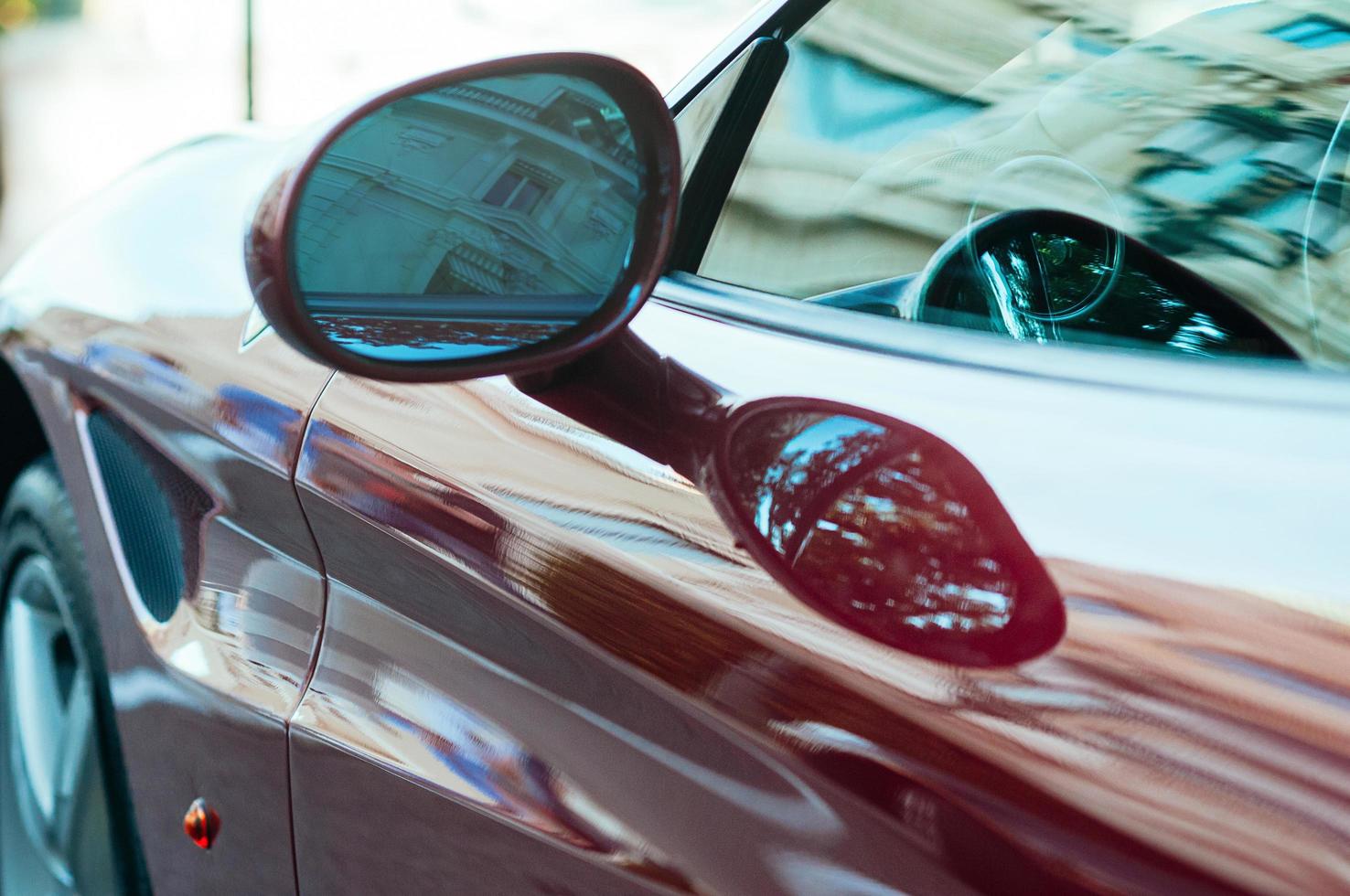 Detalle del coche deportivo rojo de lujo foto