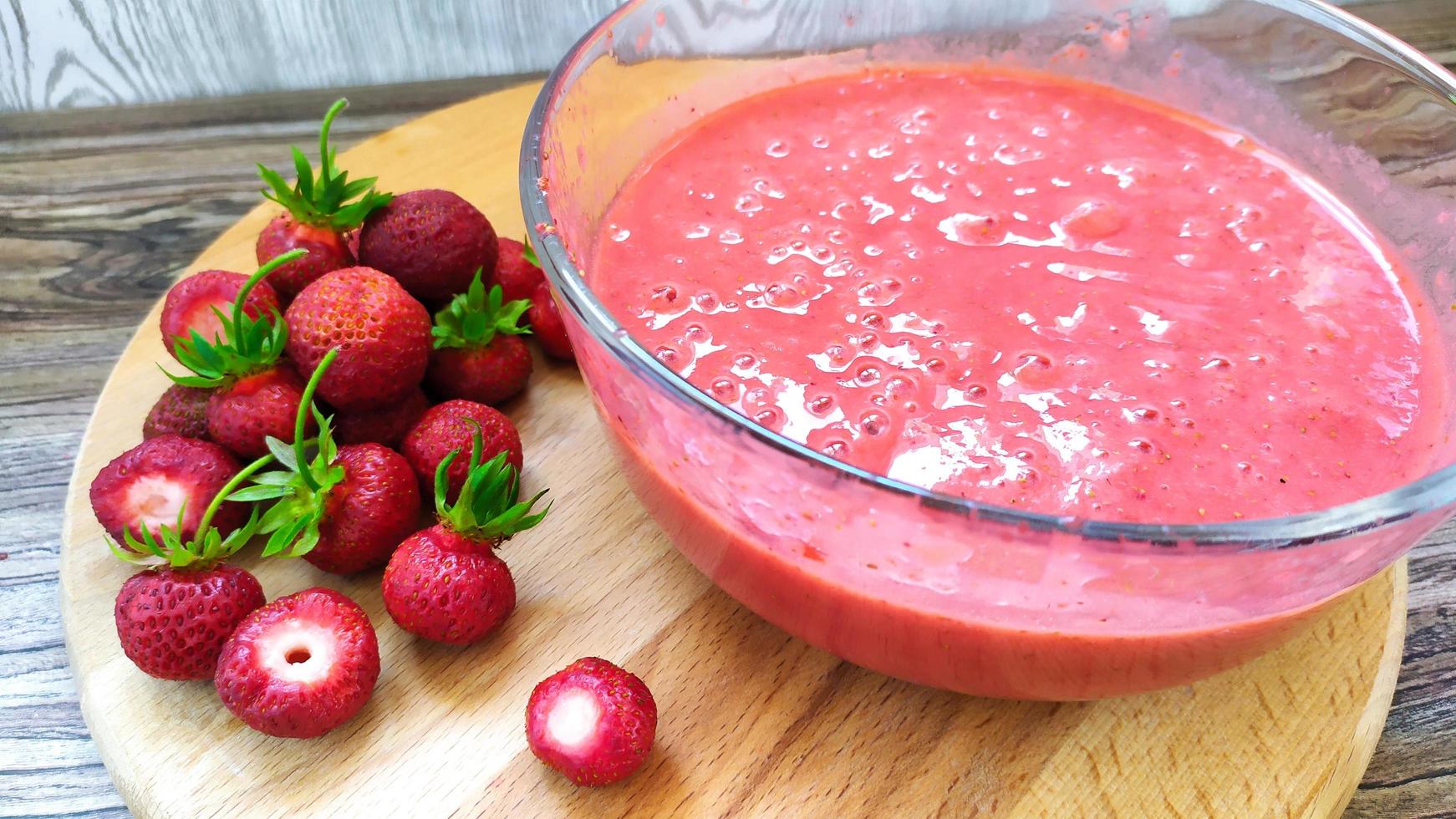 vaso de vidrio con puré de frutas y bayas foto