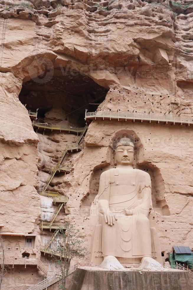 Antigua estatua de Buda chino en el templo de la cueva de Bingling en Lanzhou, China foto