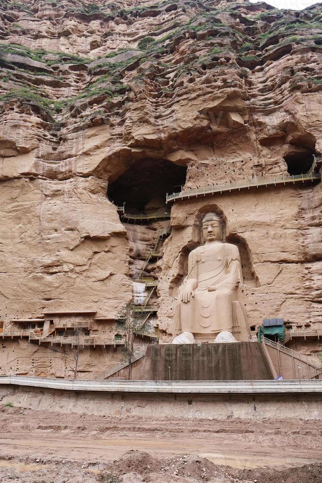 Antigua estatua de Buda chino en el templo de la cueva de Bingling en Lanzhou, China foto