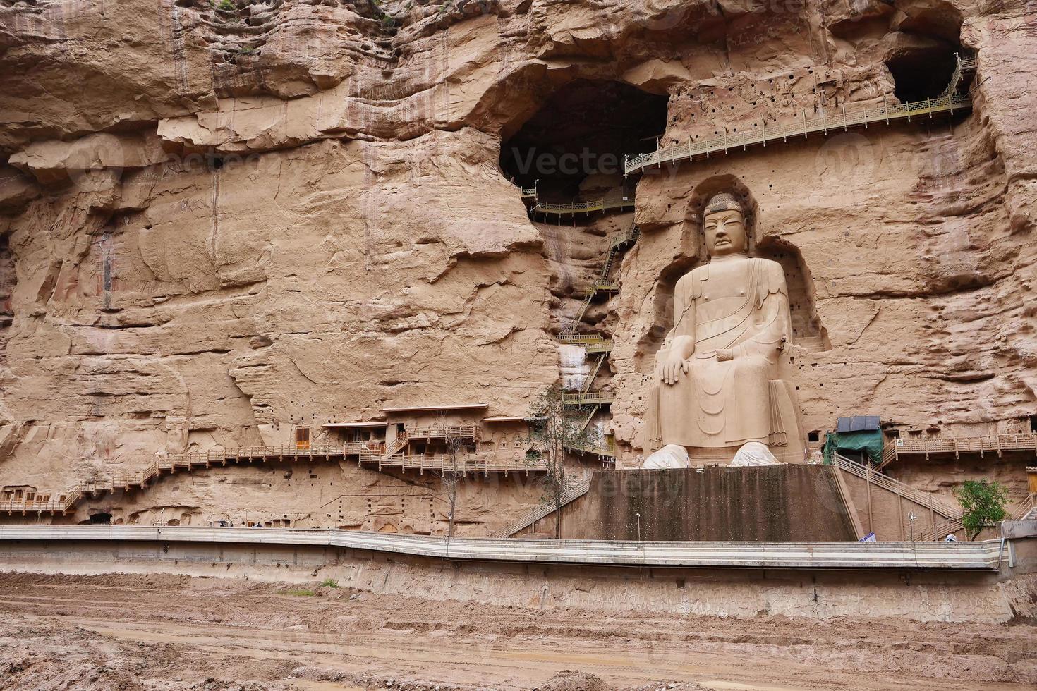 Antigua estatua de Buda chino en el templo de la cueva de Bingling en Lanzhou, China foto