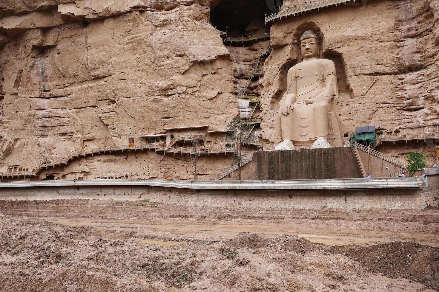 Antigua estatua de Buda chino en el templo de la cueva de Bingling en Lanzhou, China foto