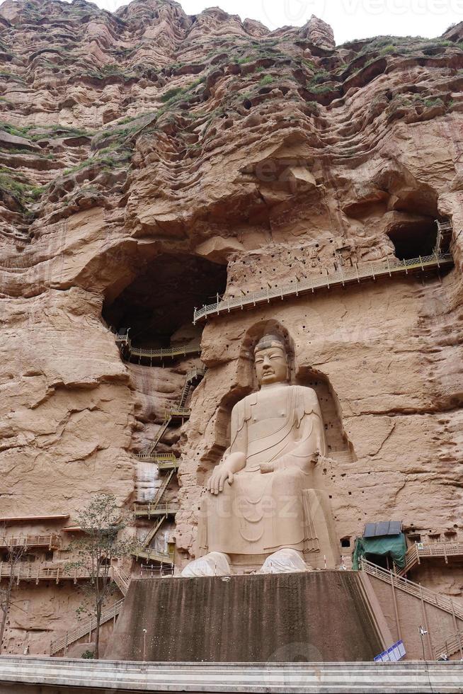 Antigua estatua de Buda chino en el templo de la cueva de Bingling en Lanzhou, China foto