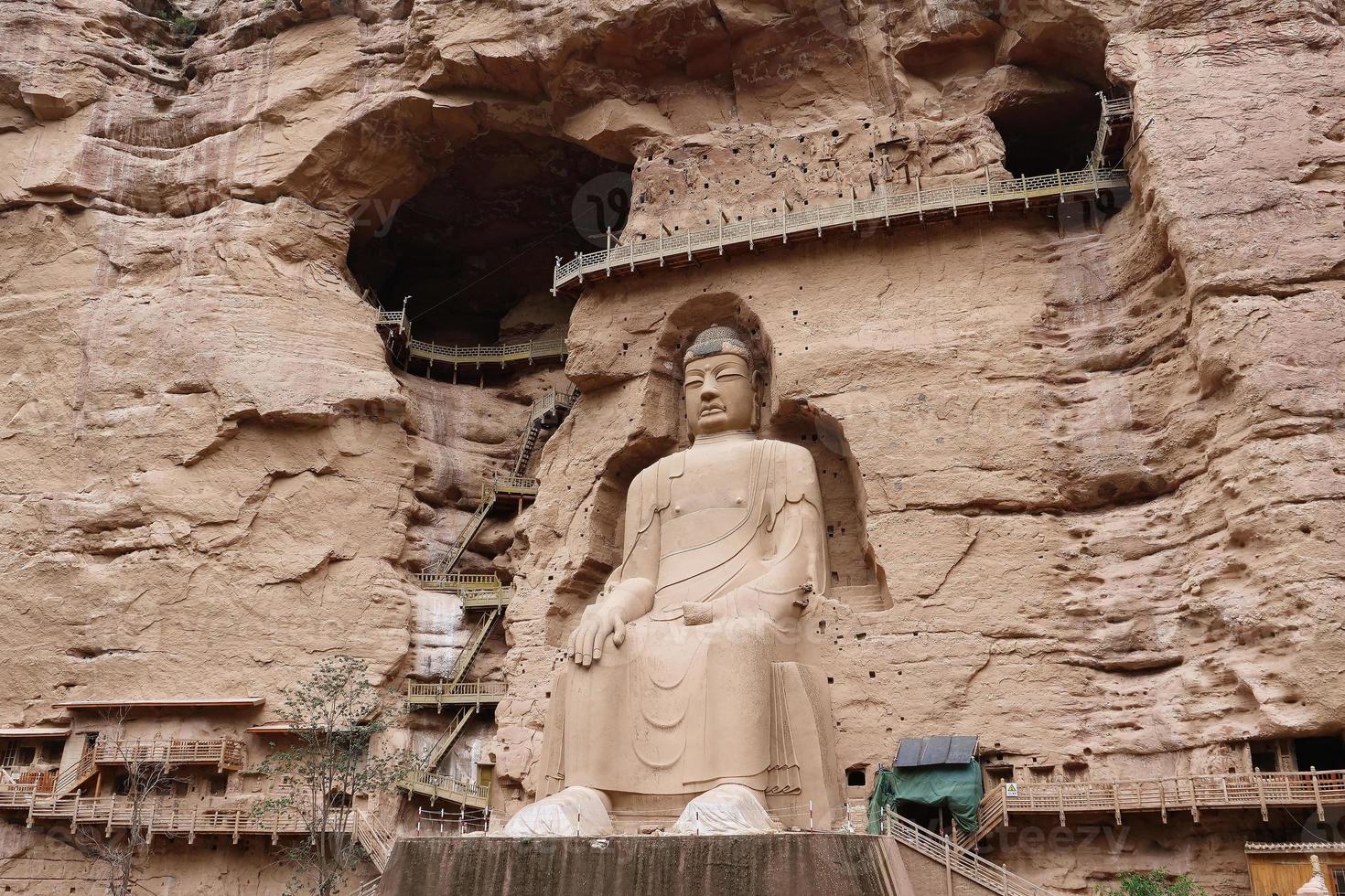 Antigua estatua de Buda chino en el templo de la cueva de Bingling en Lanzhou, China foto