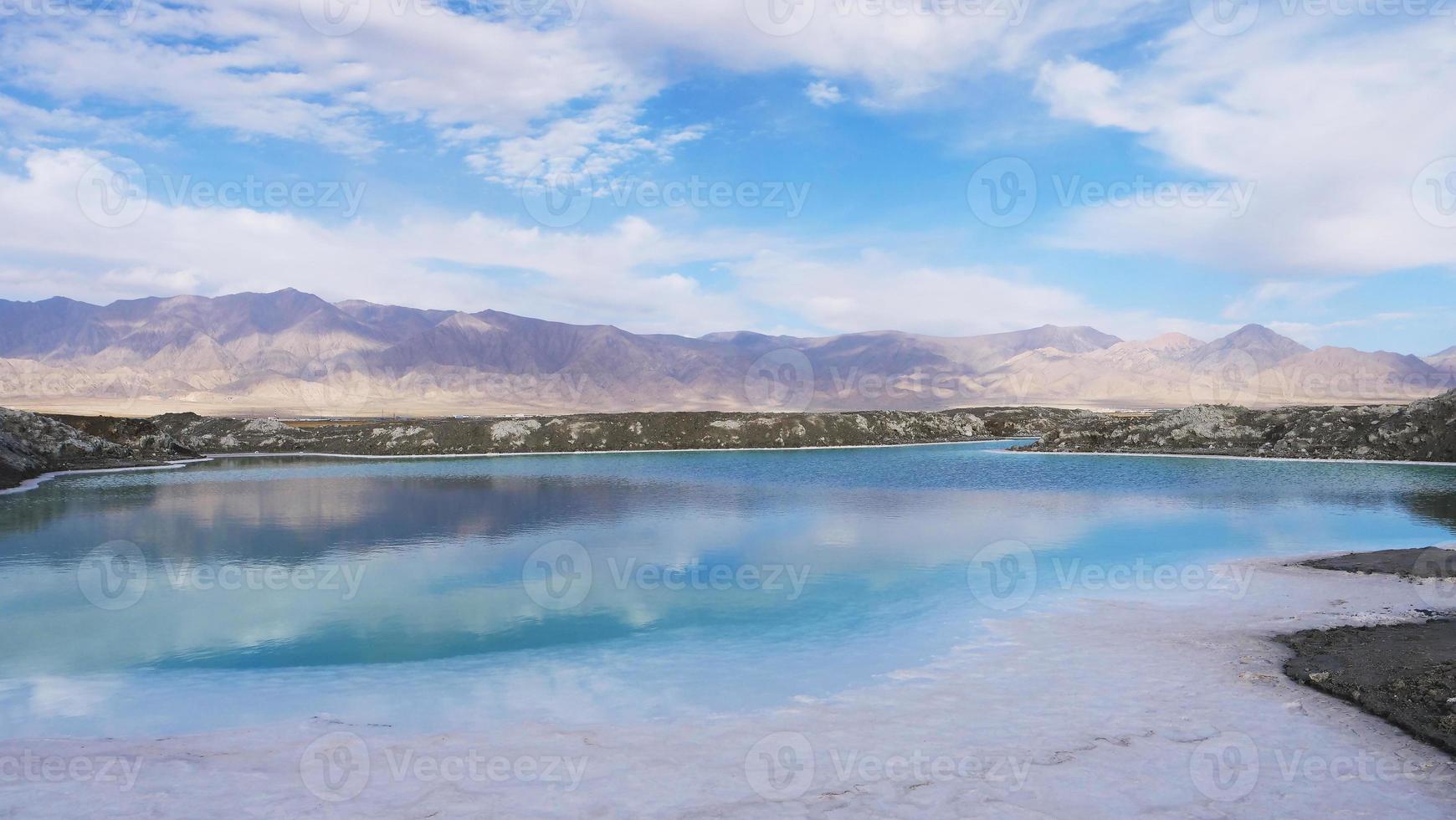 Hermosa vista del paisaje de la naturaleza del lago salado esmeralda en Qinghai, China foto