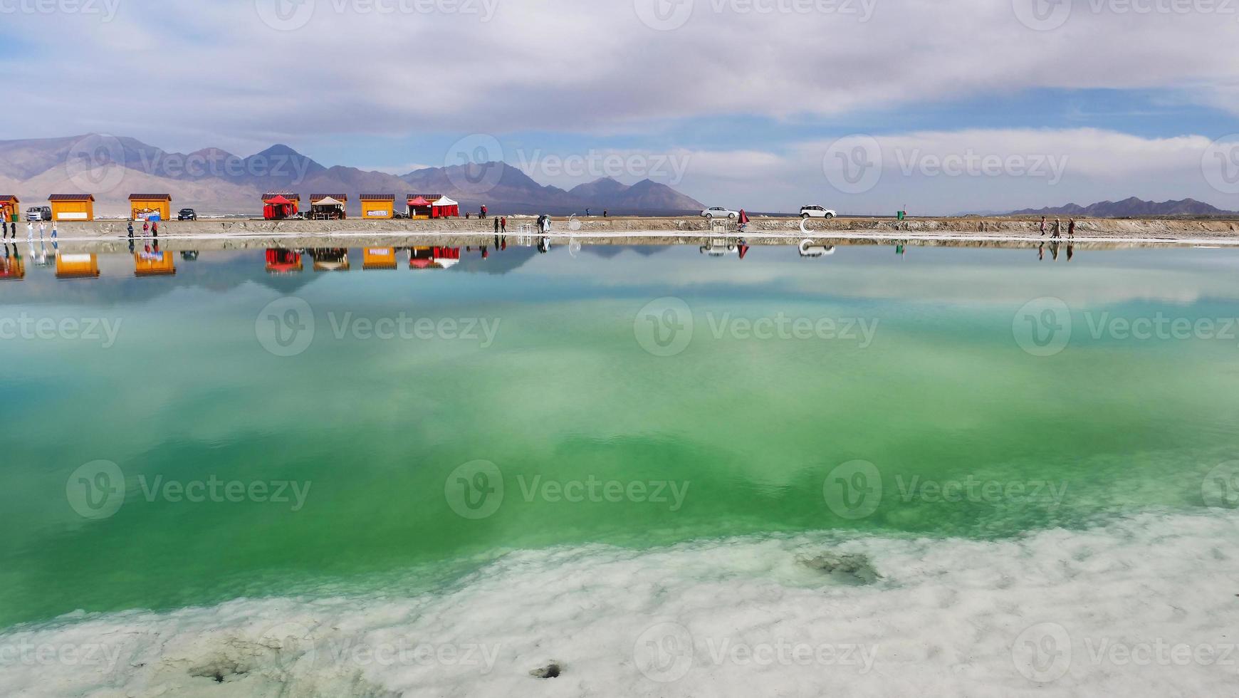 Hermosa vista del paisaje de la naturaleza del lago salado esmeralda en Qinghai, China foto