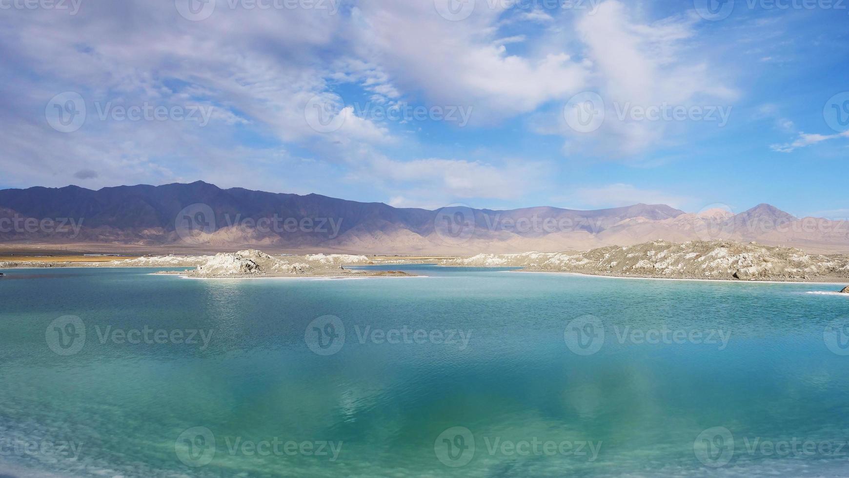 Hermosa vista del paisaje de la naturaleza del lago salado esmeralda en Qinghai, China foto