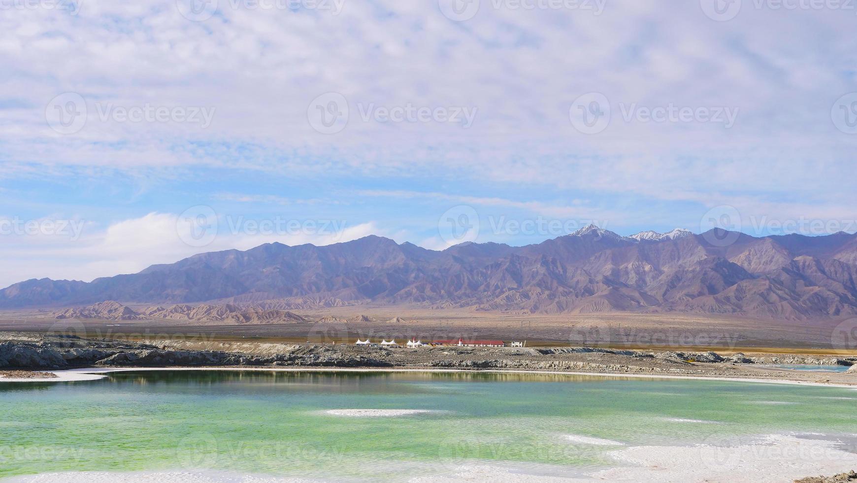 Hermosa vista del paisaje de la naturaleza del lago salado esmeralda en Qinghai, China foto