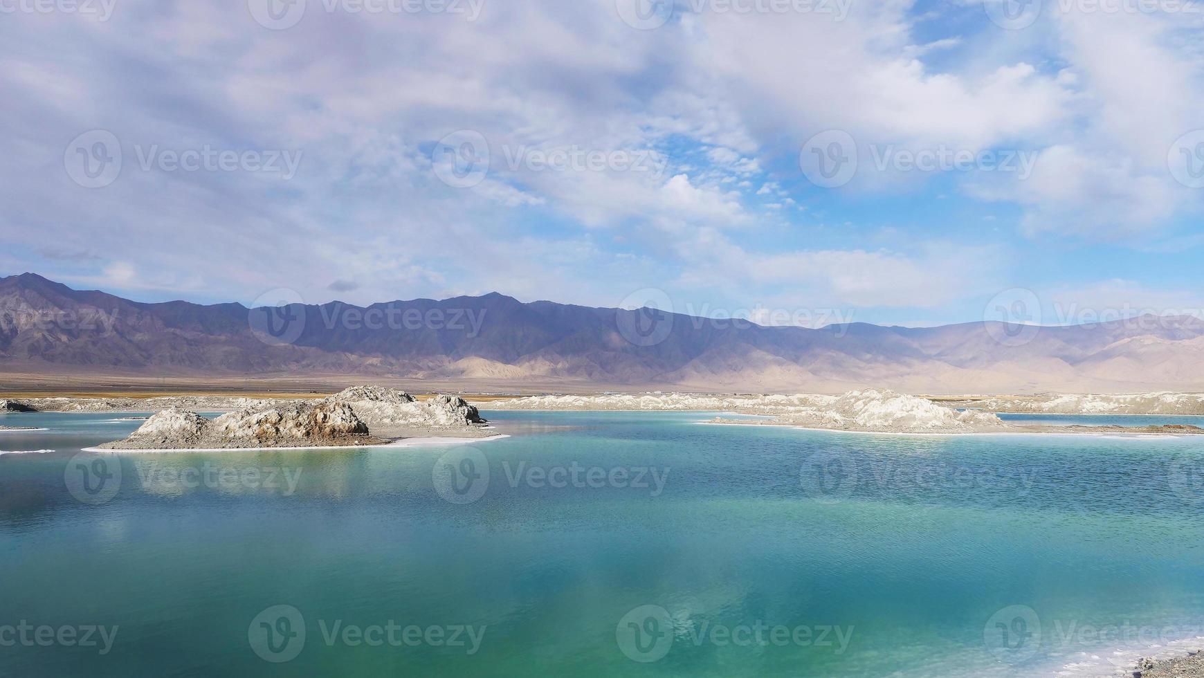 Hermosa vista del paisaje de la naturaleza del lago salado esmeralda en Qinghai, China foto