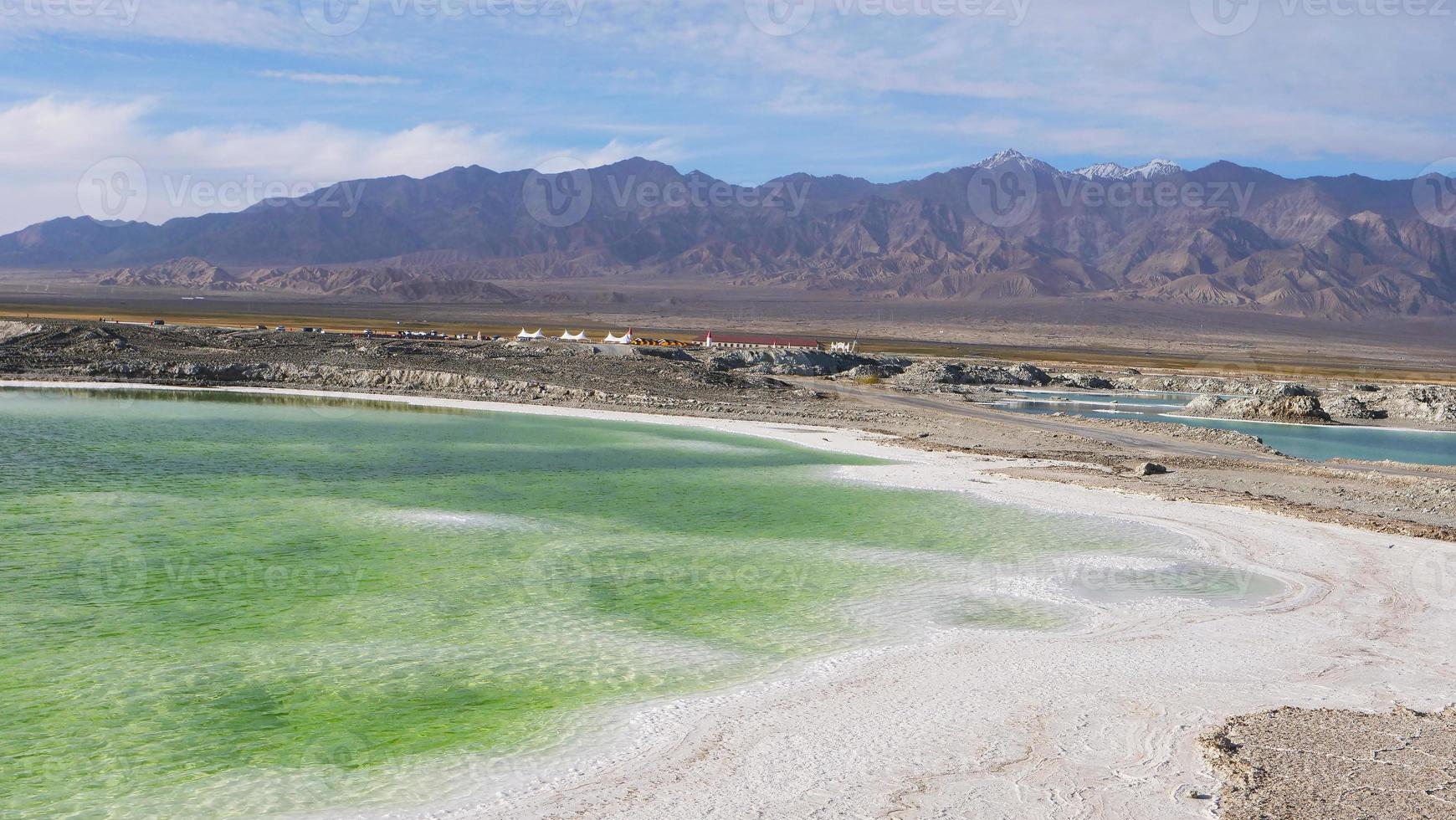 Hermosa vista del paisaje de la naturaleza del lago salado esmeralda en Qinghai, China foto