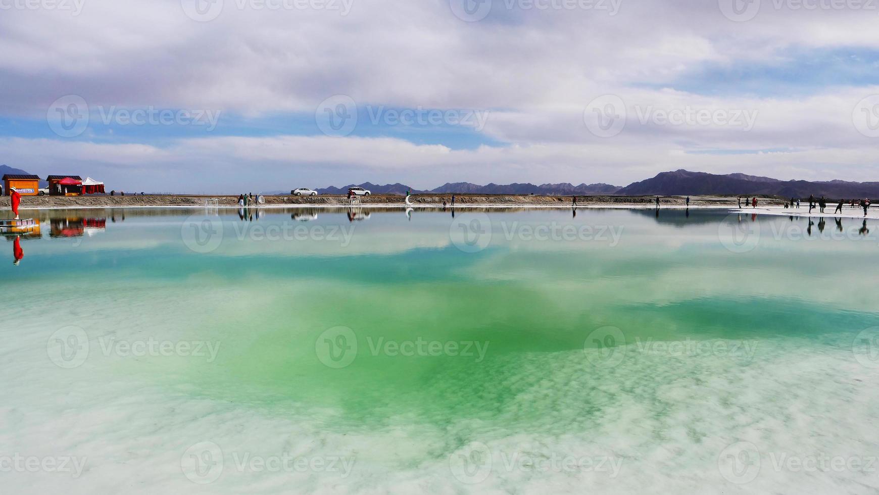 Hermosa vista del paisaje de la naturaleza del lago salado esmeralda en Qinghai, China foto