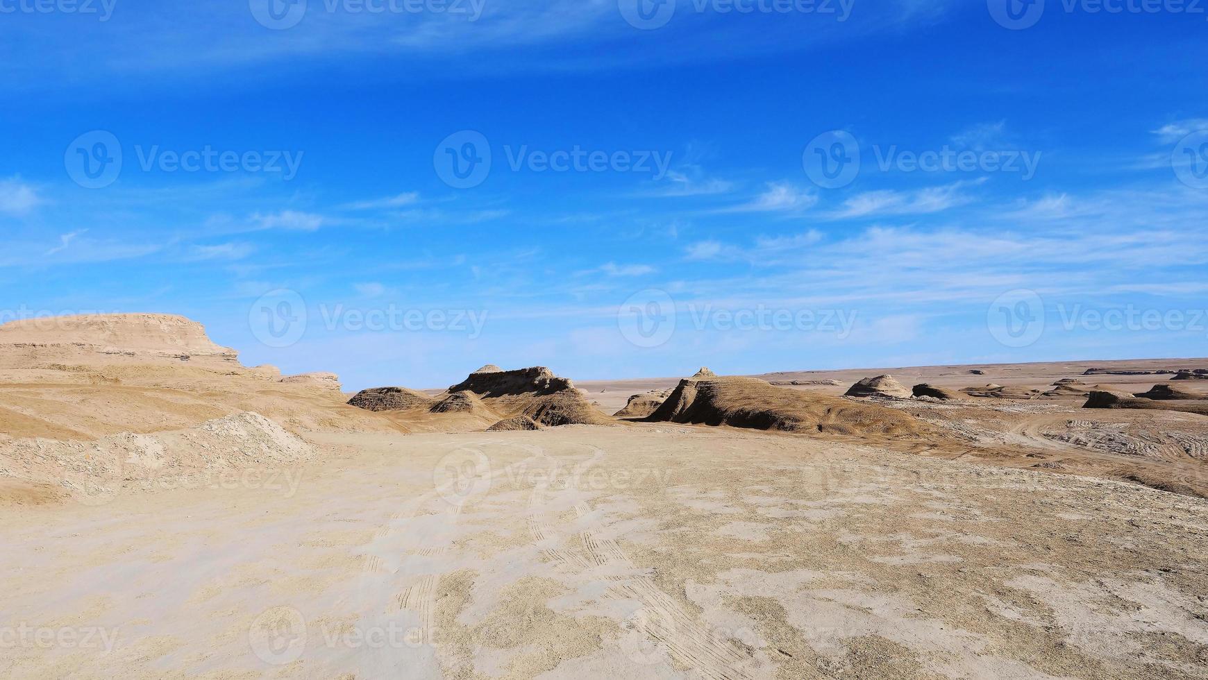 Vista horizontal del soleado cielo azul y suelo desértico en Qinghai, China foto