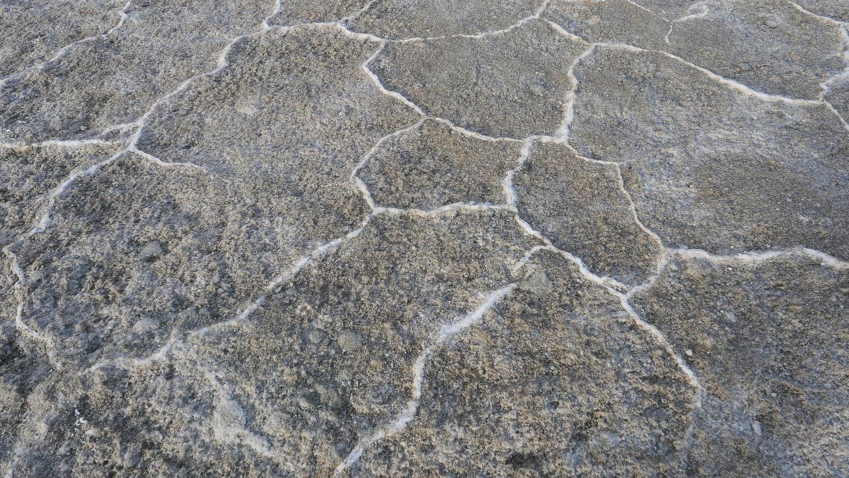 naturaleza grieta textura de fondo del suelo en el lago salado esmeralda de china foto