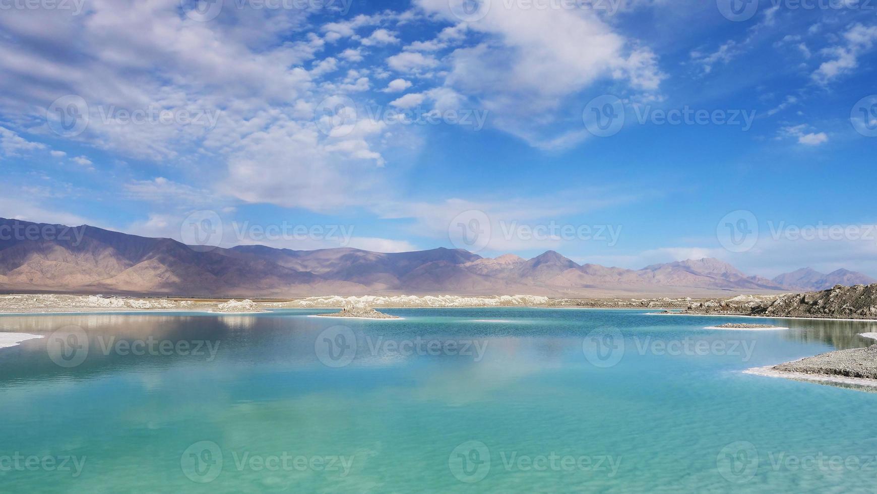 Hermosa vista del paisaje de la naturaleza del lago salado esmeralda en Qinghai, China foto