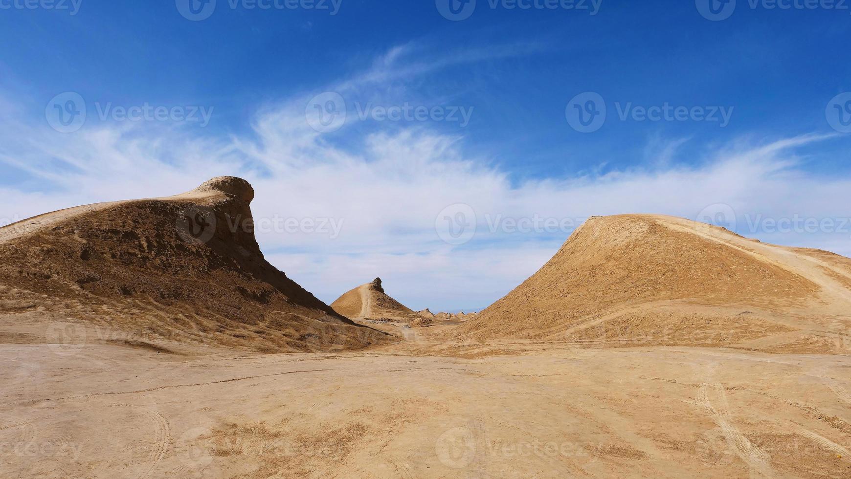 Forma de relieve de ardang y soleado cielo azul en dunhuang gansu china foto