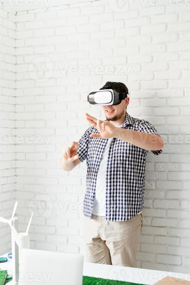 ingeniero o diseñador con gafas vr visualizando proyecto de energía foto