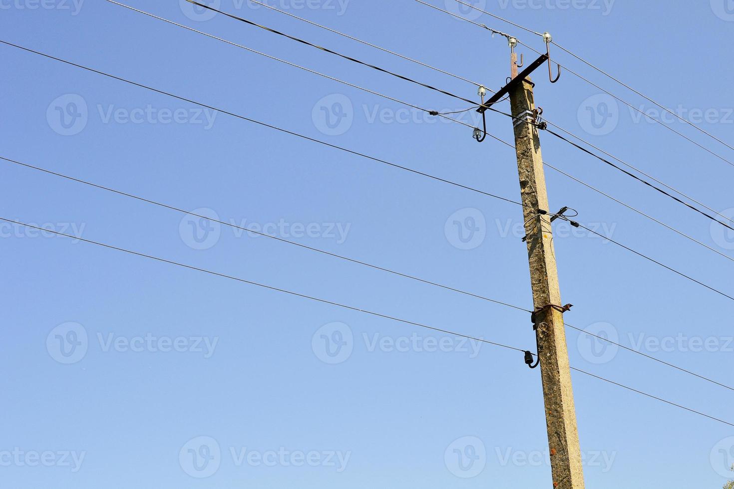 Poste eléctrico de potencia con cable de línea sobre fondo de color cerrar foto