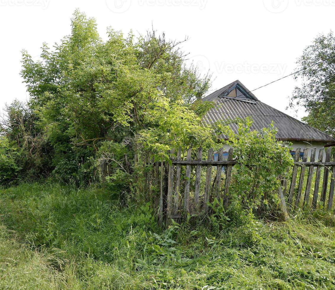 Hermoso y antiguo edificio abandonado casa de campo en el campo foto