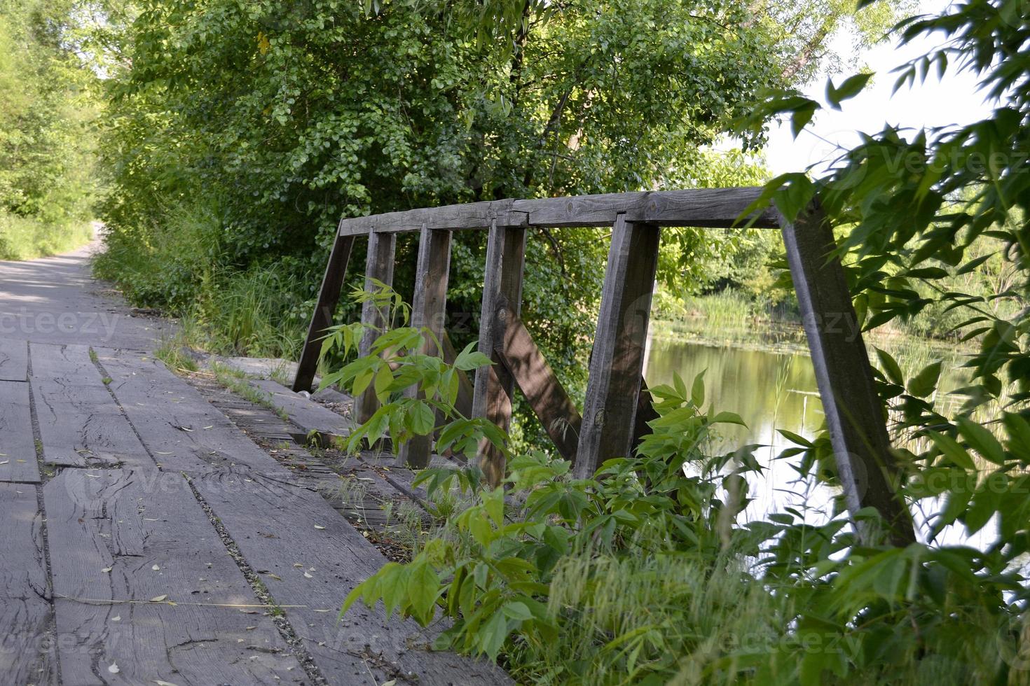 Viejo puente de madera permanente sobre el río en el fondo de color foto