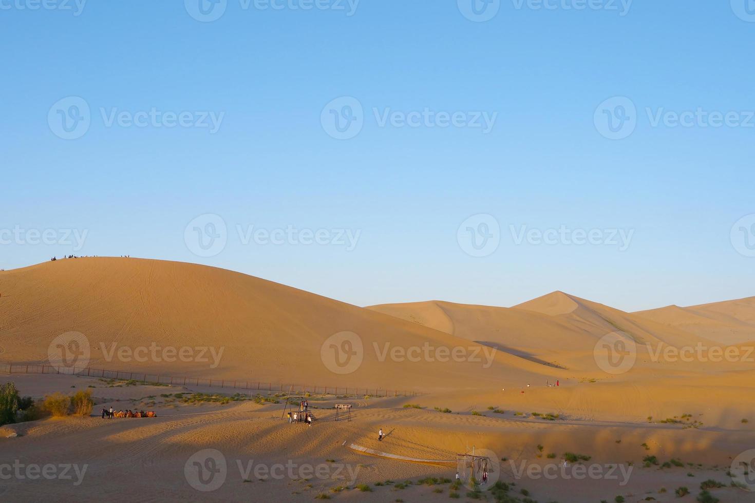 hermosa vista del paisaje al atardecer del desierto en dunhuang gansu china. foto
