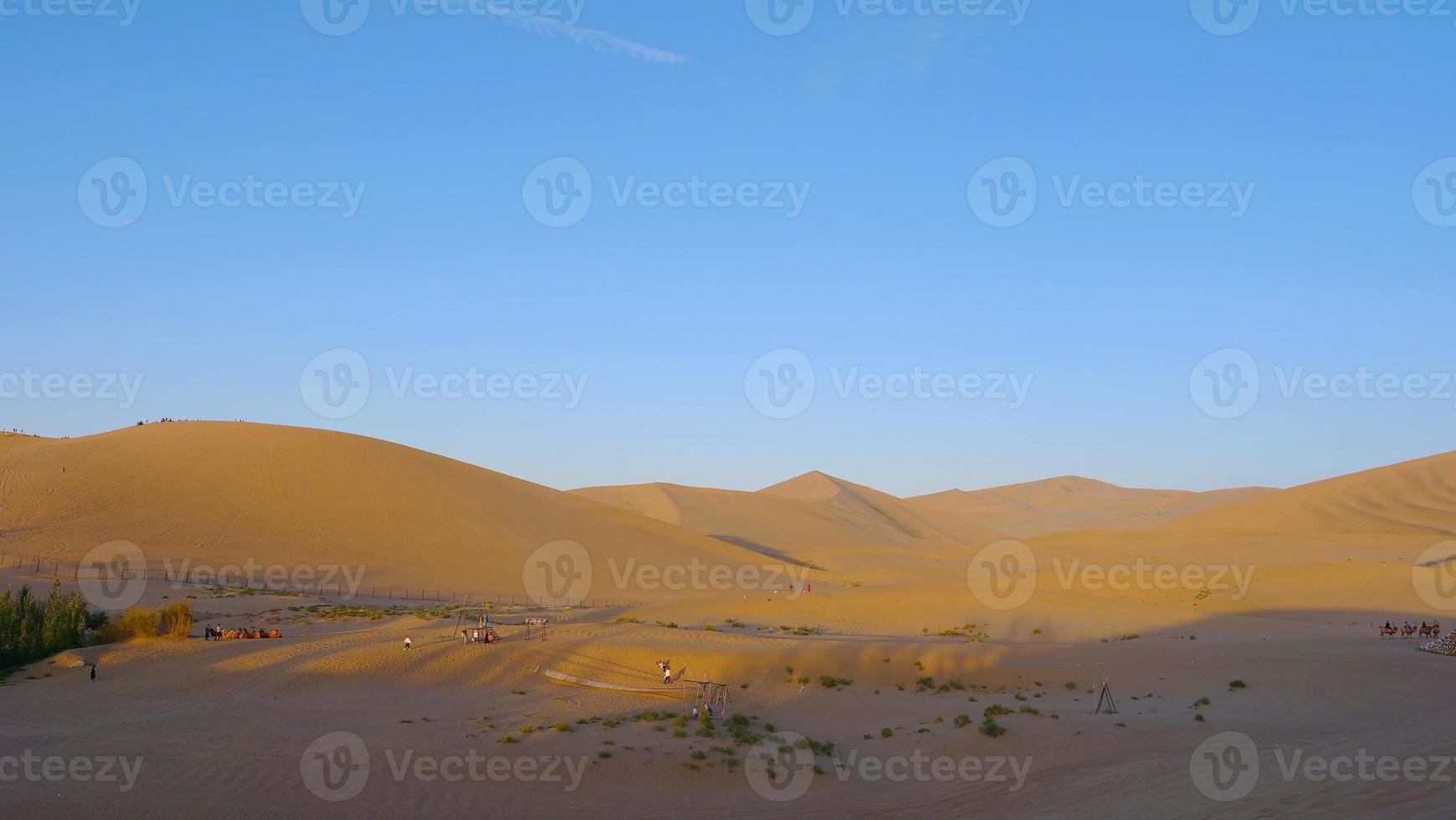 hermosa vista del paisaje al atardecer del desierto en dunhuang gansu china. foto