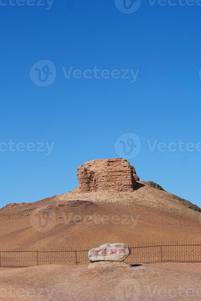 vista horizontal del antiguo paso de yangguan gansu china foto