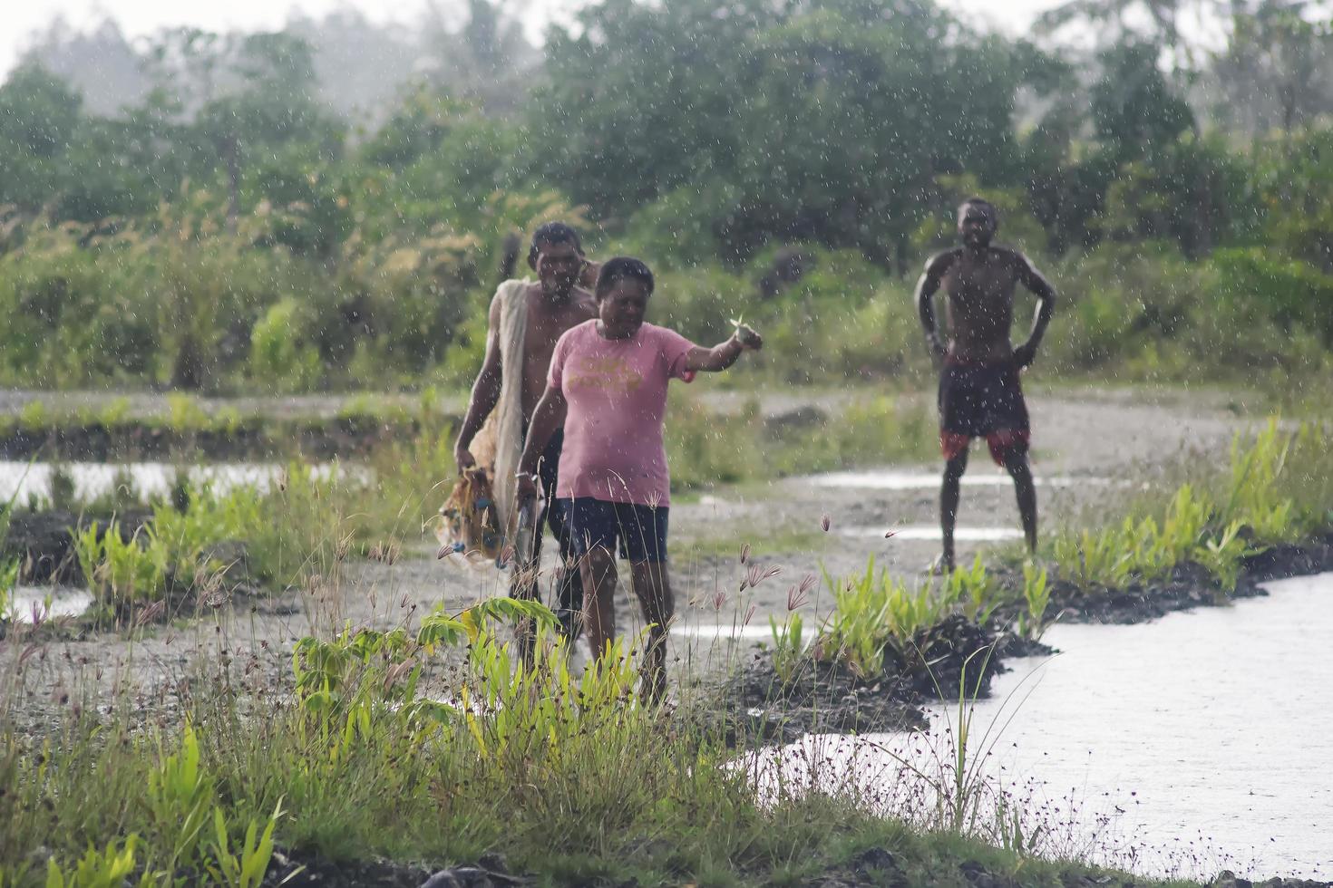 sorong, indonesia 2021- pescadores de estanques foto