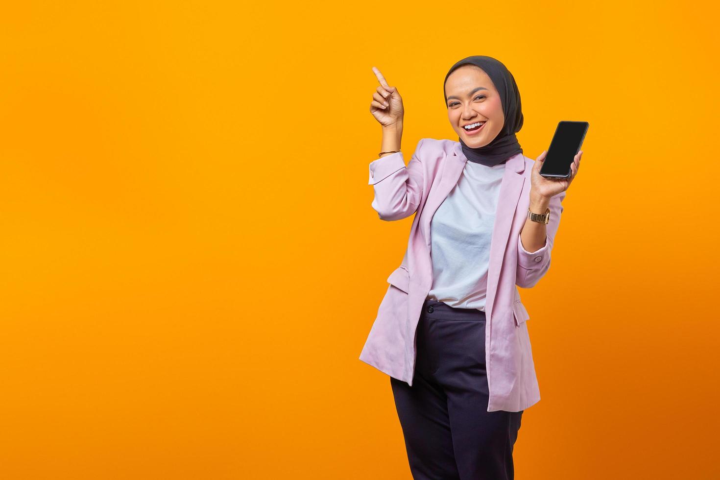 alegre, mujer asiática, tenencia, smartphone foto