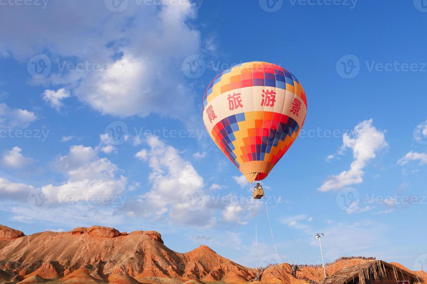 Globo de aire caliente en Zhangyei Danxia Landform, Gansu China foto