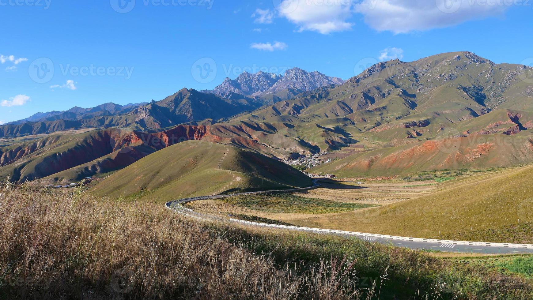 el área escénica de la montaña qilian monte drow en qinghai china. foto