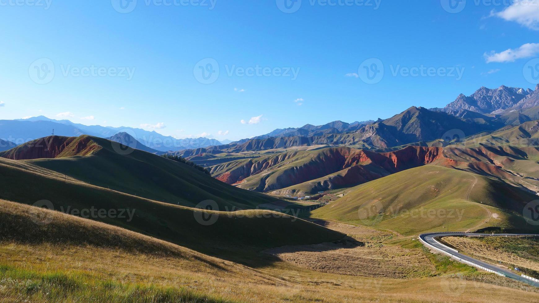 el área escénica de la montaña qilian monte drow en qinghai china. foto