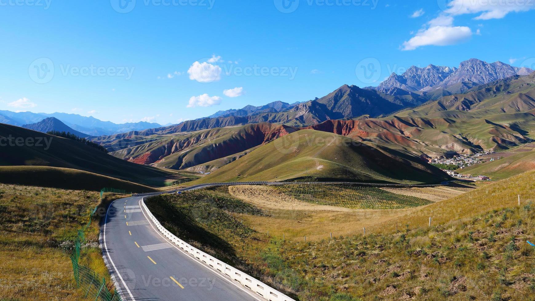 el área escénica de la montaña qilian monte drow en qinghai china. foto