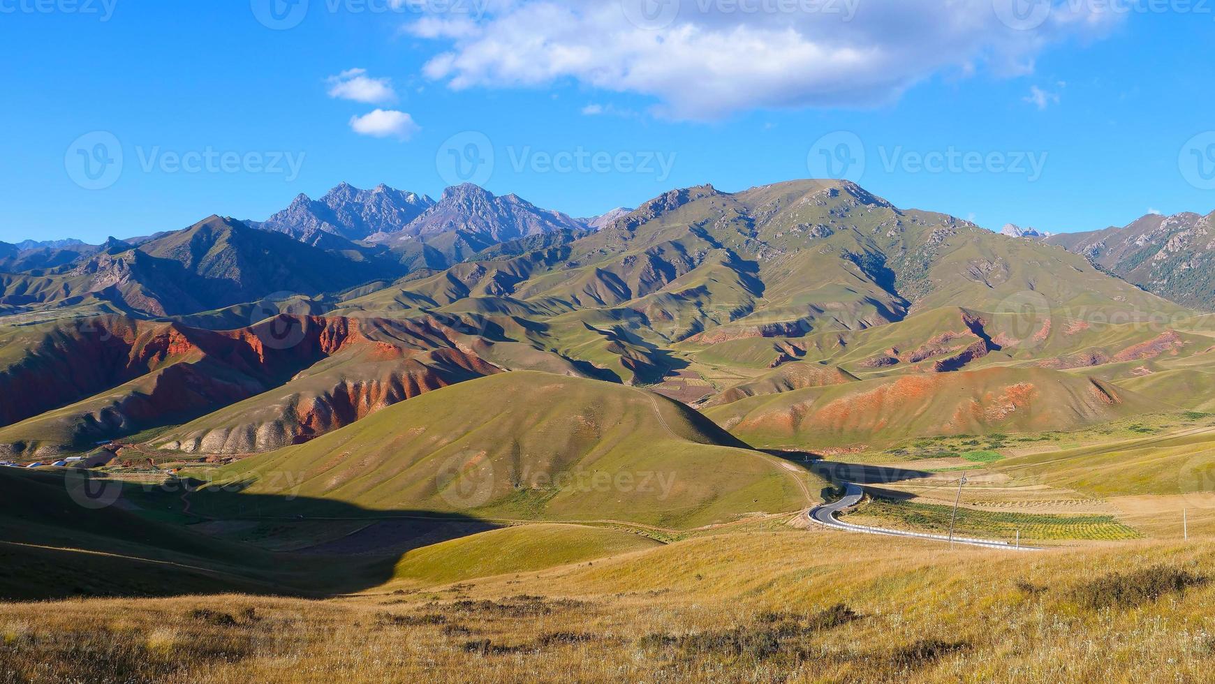 el área escénica de la montaña qilian monte drow en qinghai china. foto