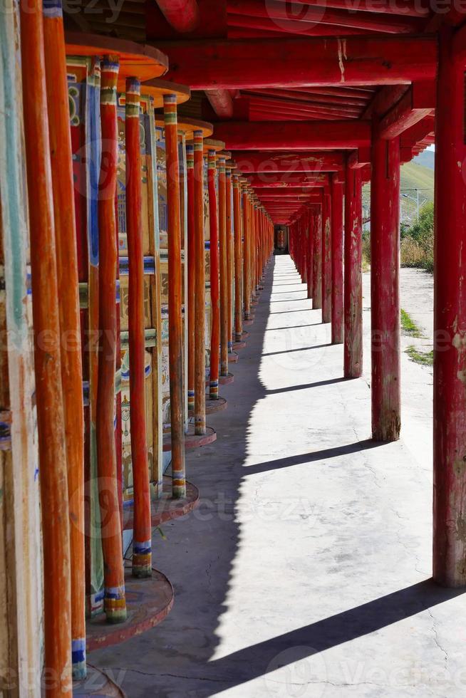 rueda de oración en el templo de arou da en qinghai china. foto