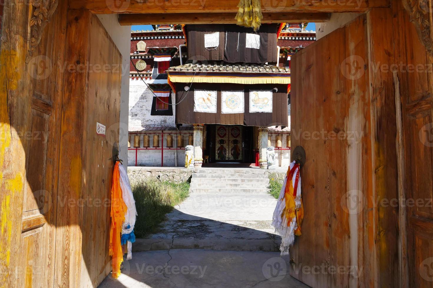 puerta de madera en el templo tibetano de arou da en qinghai china. foto