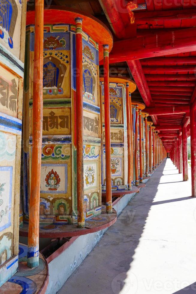 rueda de oración en el templo de arou da en qinghai china. foto