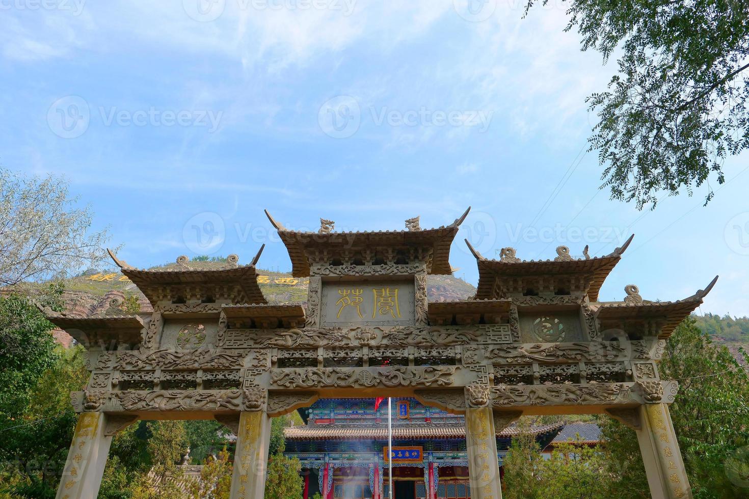 templo tulou de la montaña beishan, templo yongxing en xining china. foto