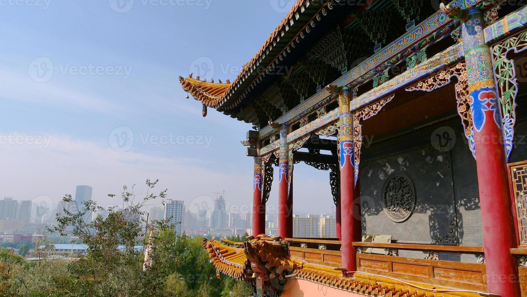 templo tulou de la montaña beishan, templo yongxing en xining china. foto