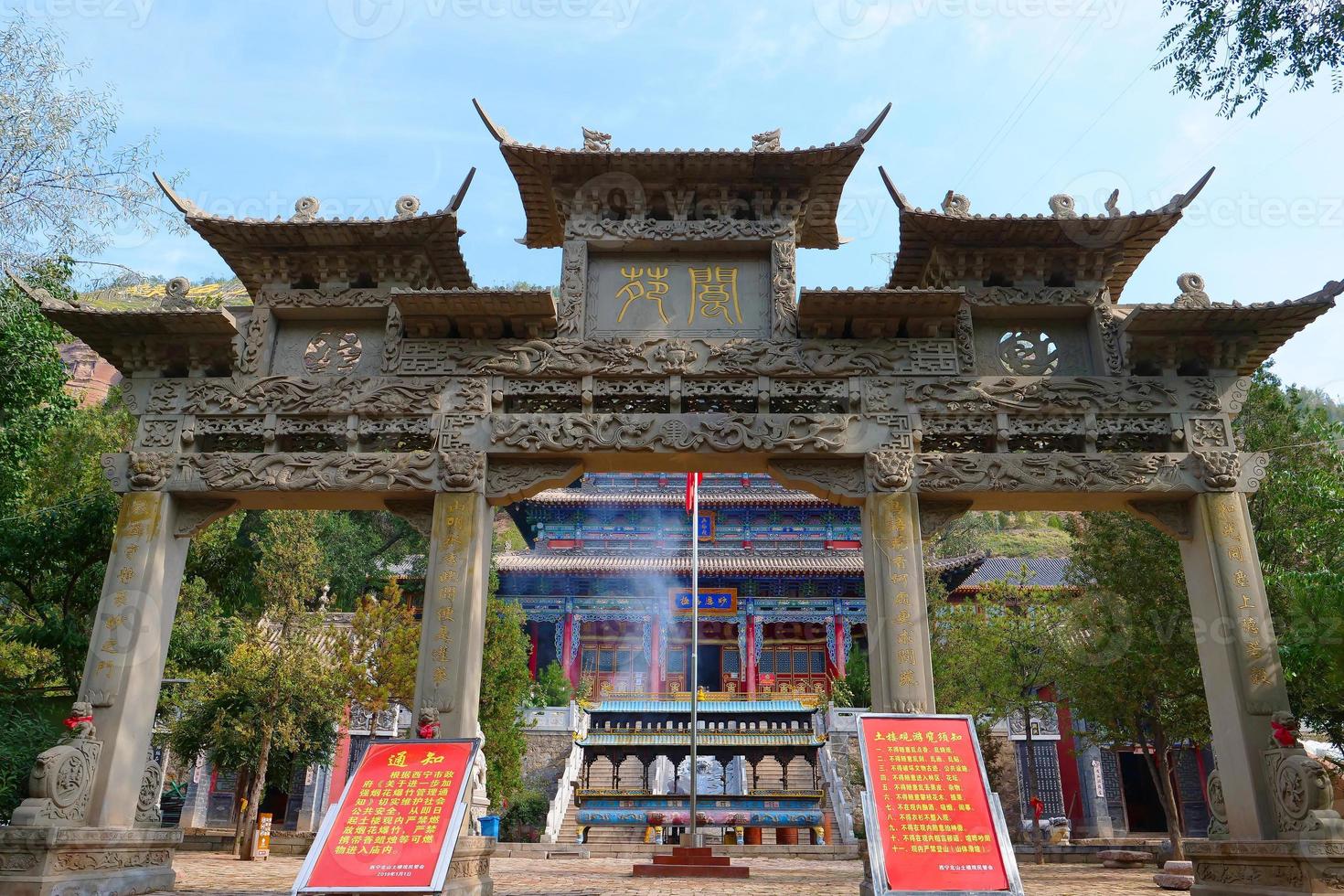 templo tulou de la montaña beishan, templo yongxing en xining china. foto