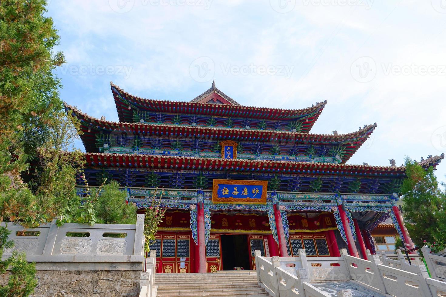 templo tulou de la montaña beishan, templo yongxing en xining china. foto