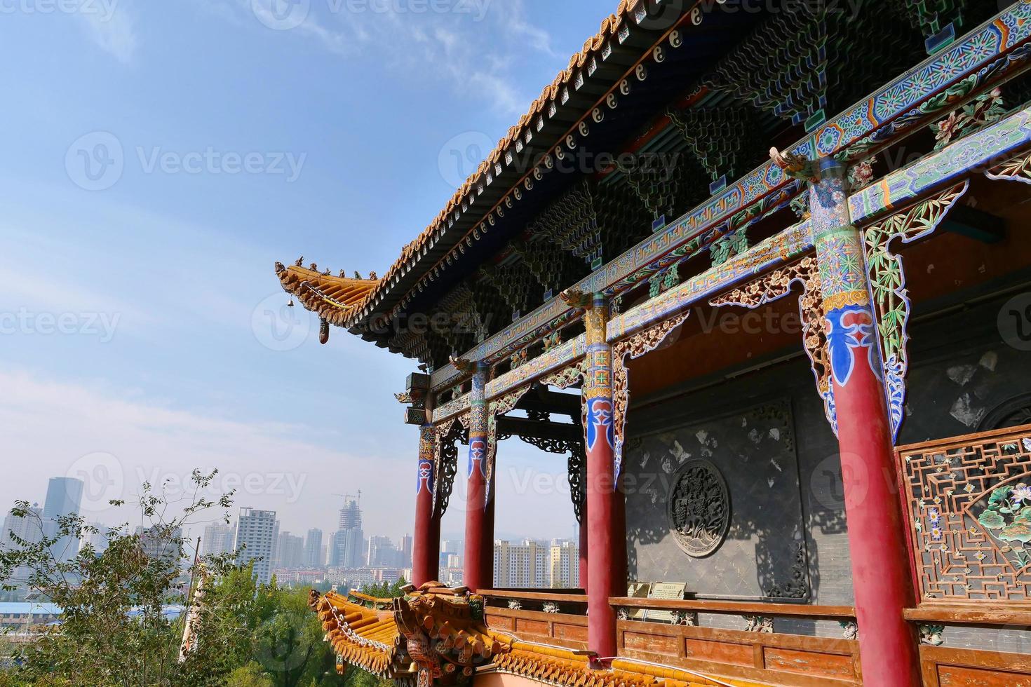 templo tulou de la montaña beishan, templo yongxing en xining china. foto