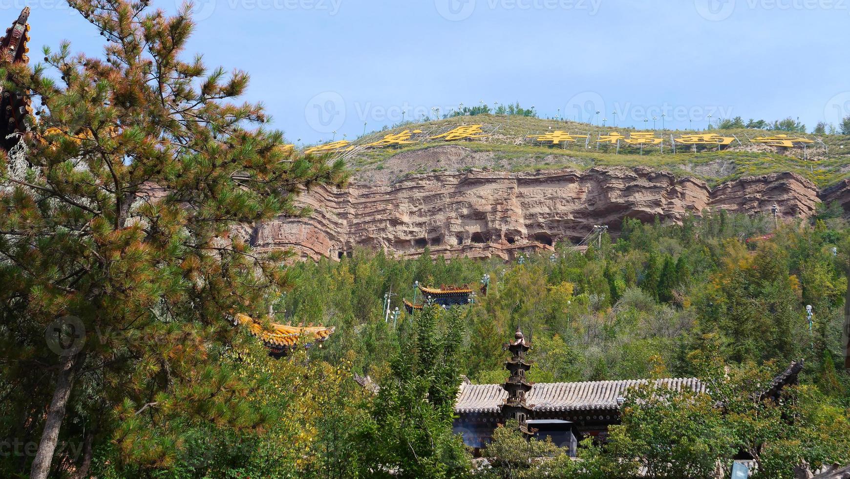 templo tulou de la montaña beishan, templo yongxing en xining china. foto