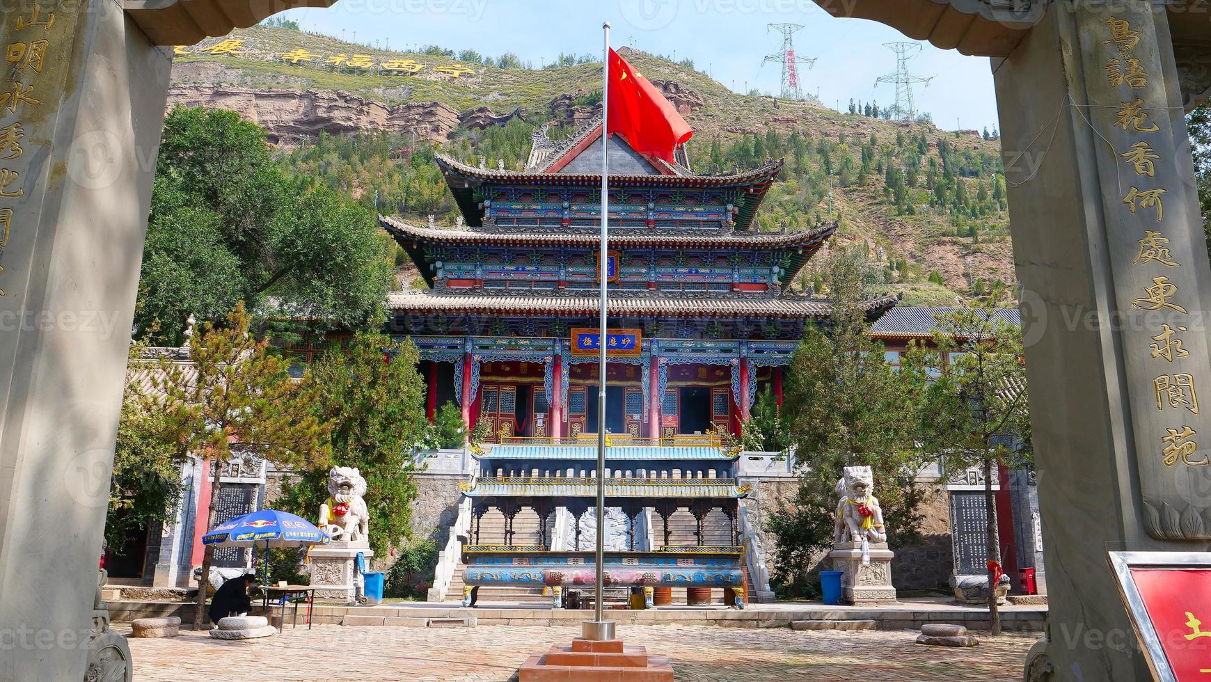 templo tulou de la montaña beishan, templo yongxing en xining china. foto