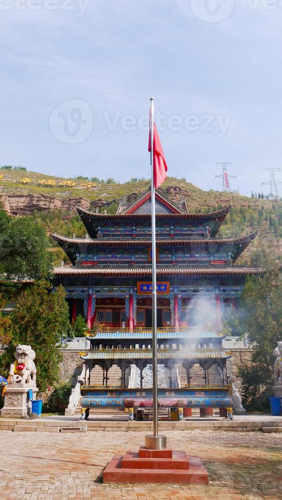 templo tulou de la montaña beishan, templo yongxing en xining china. foto