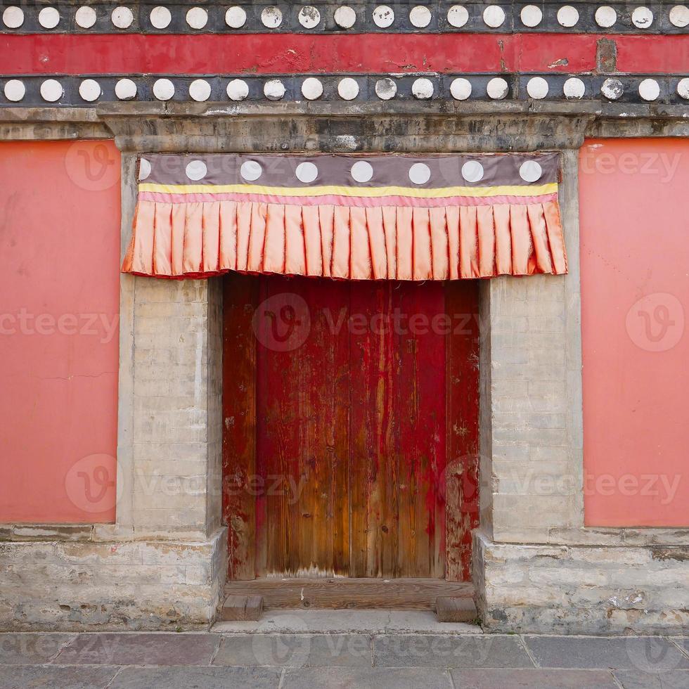 Pared de la puerta de madera en el monasterio de Kumbum, templo de Ta'er en Xining China. foto