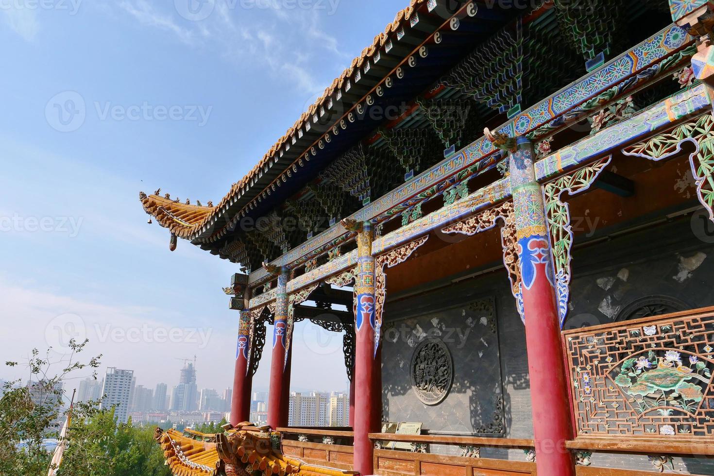 templo tulou de la montaña beishan, templo yongxing en xining china. foto