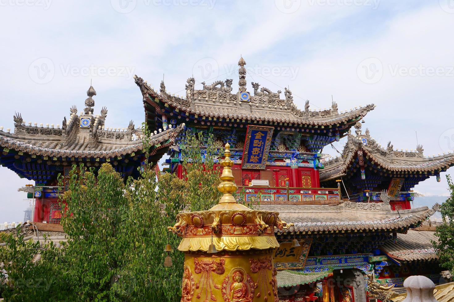 templo de la montaña nanshan en xining qinghai china. foto
