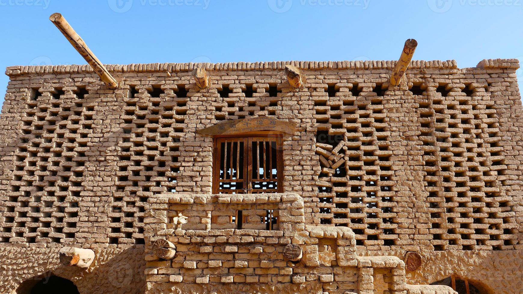 Arquitectura de la casa secada al aire de uva en turpan uva valley, xinjiang foto