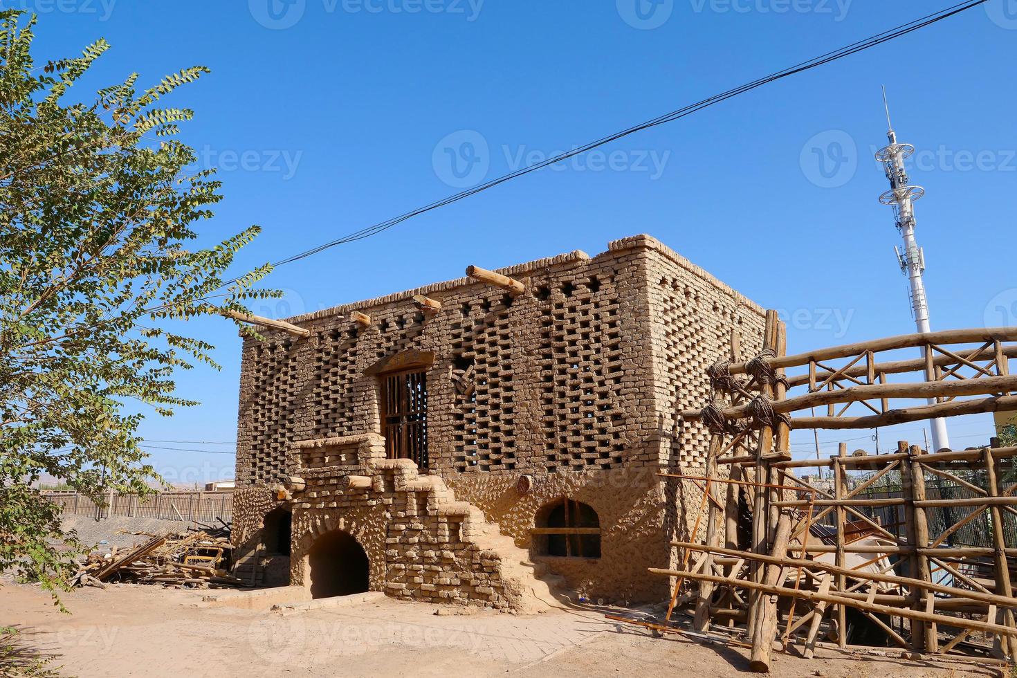 Arquitectura de la casa secada al aire de uva en turpan uva valley, xinjiang foto